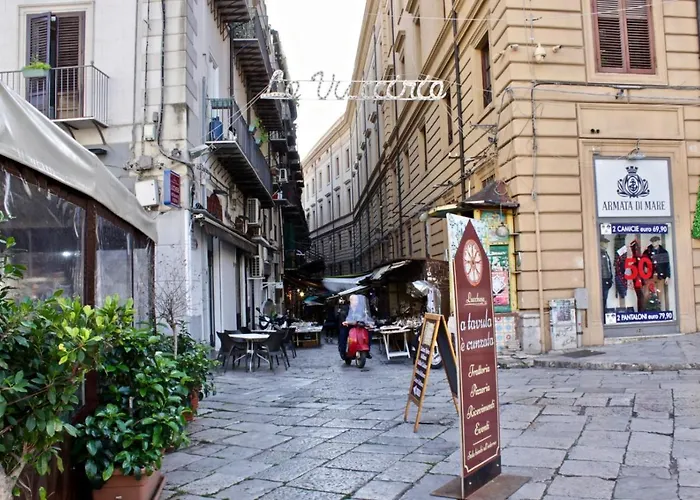 VUCCIRIA 57 locazione turistica nel cuore pulsante della movida!